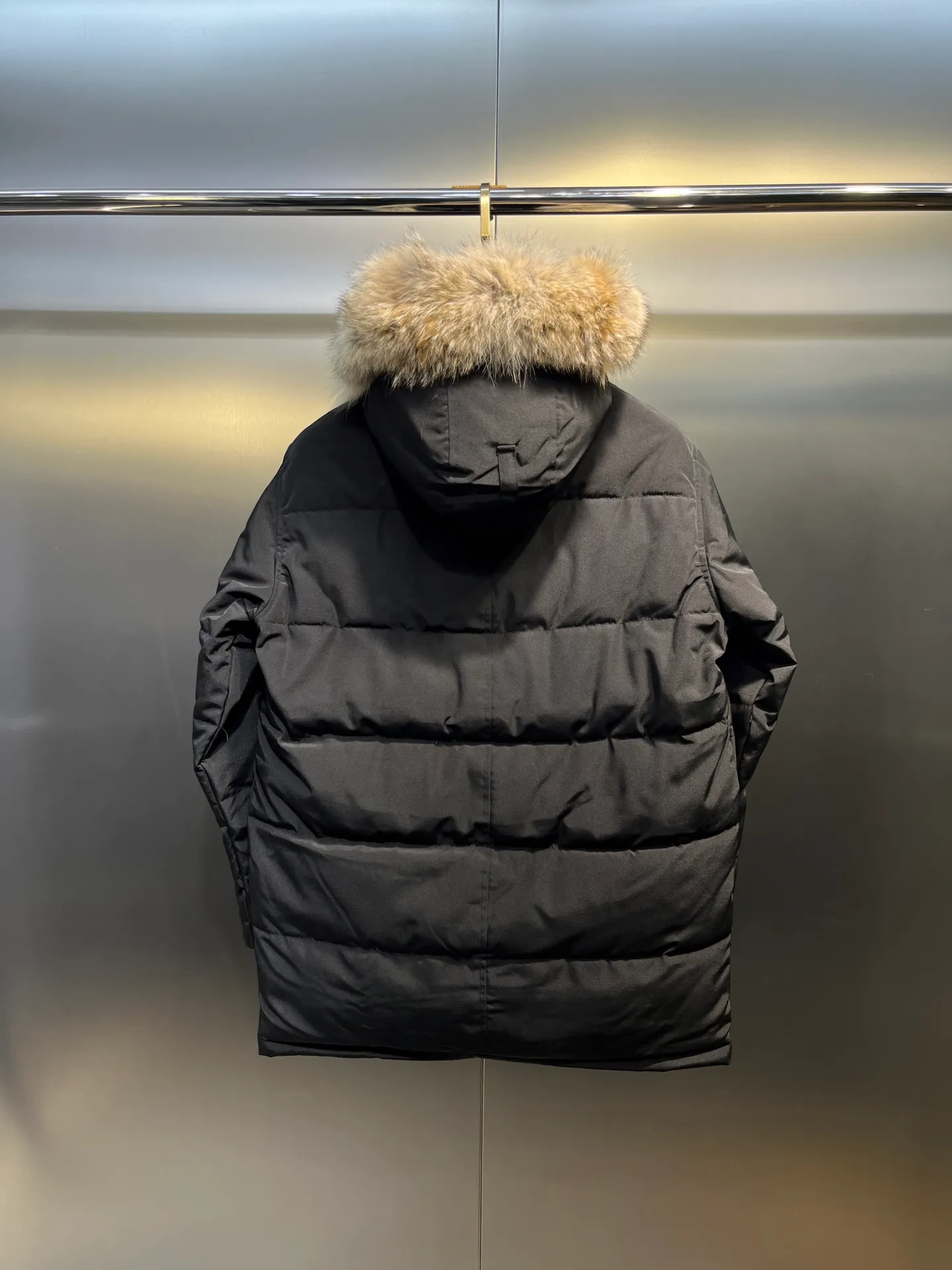 P860 Canada Goose 14 models Canada Goose🌟 Natural Siberian coyote fur collar, the delicate and strong feel, is the sense of life that comes from the erosion of natural wind and frost! Authentic version! All the details are in place! The fabric is made of high-density nano-level waterproof fabric, which is windproof and wear-resistant, and has a certain thickness! The down is 90% national standard white duck down, which can be taken for testing. It uses an imported down flushing machine for accurate down flushing! The grams are guaranteed to be the same. It will not be like the hand racing in small workshops, resulting in more velvet here and less velvet there. The zipper is the YKK brand used by Canada Goose! Smooth and comfortable on both sides! In order to prevent cold wind from pouring in, a double closure design is adopted. On the premise of the traditional zipper fly, a secondary closure with large military buttons is used to bring better warmth retention effect. It retains the classic hooded design and uses super large luxurious wolf fur to protect against wind and cold! The fur collar is removable! It doesn’t matter how low the temperature is this winter, a big goose suit is enough. I’ll give you the wind and temperature!  Size: s-xxl